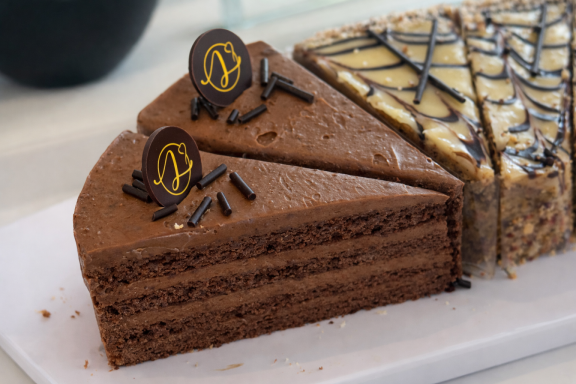 Lutak Signature Cake